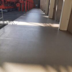 Polering af epoxy gulv i virksomhed