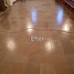 Polering af klinker i Vium Kirke efter